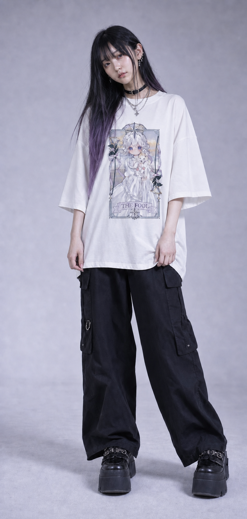 THE FOOL柄の白いオーバーサイズTシャツを着用したモデル写真。