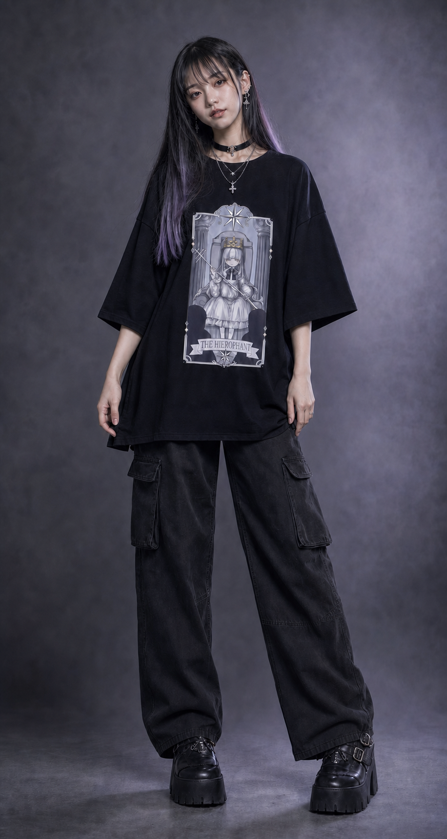 THE HIEROPHANT柄の黒いオーバーサイズTシャツを着用したモデル写真。