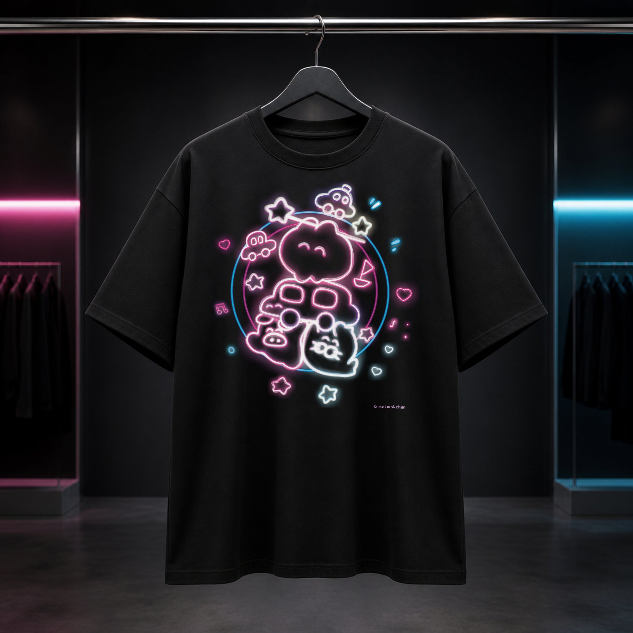もくもくちゃんのネオン柄をプリントした黒のオーバーサイズTシャツを、ハンガーで見せた商品画像。