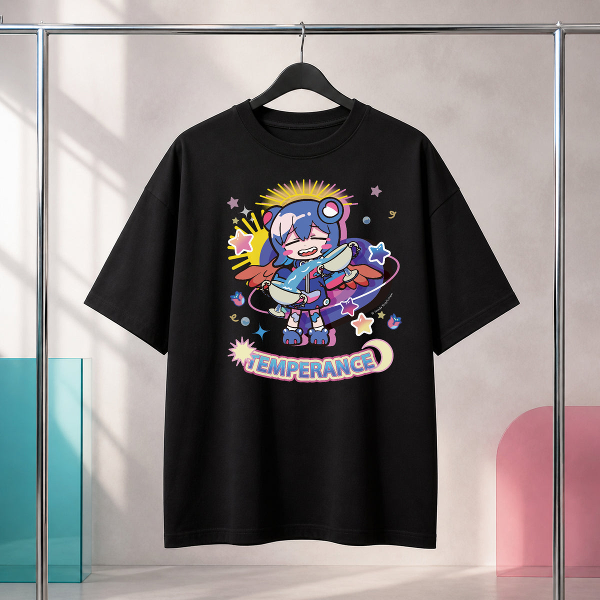 TEMPERANCE柄をプリントした黒のオーバーサイズTシャツを、ハンガーで見せた商品画像。 #デザイン_TEMPERANCE