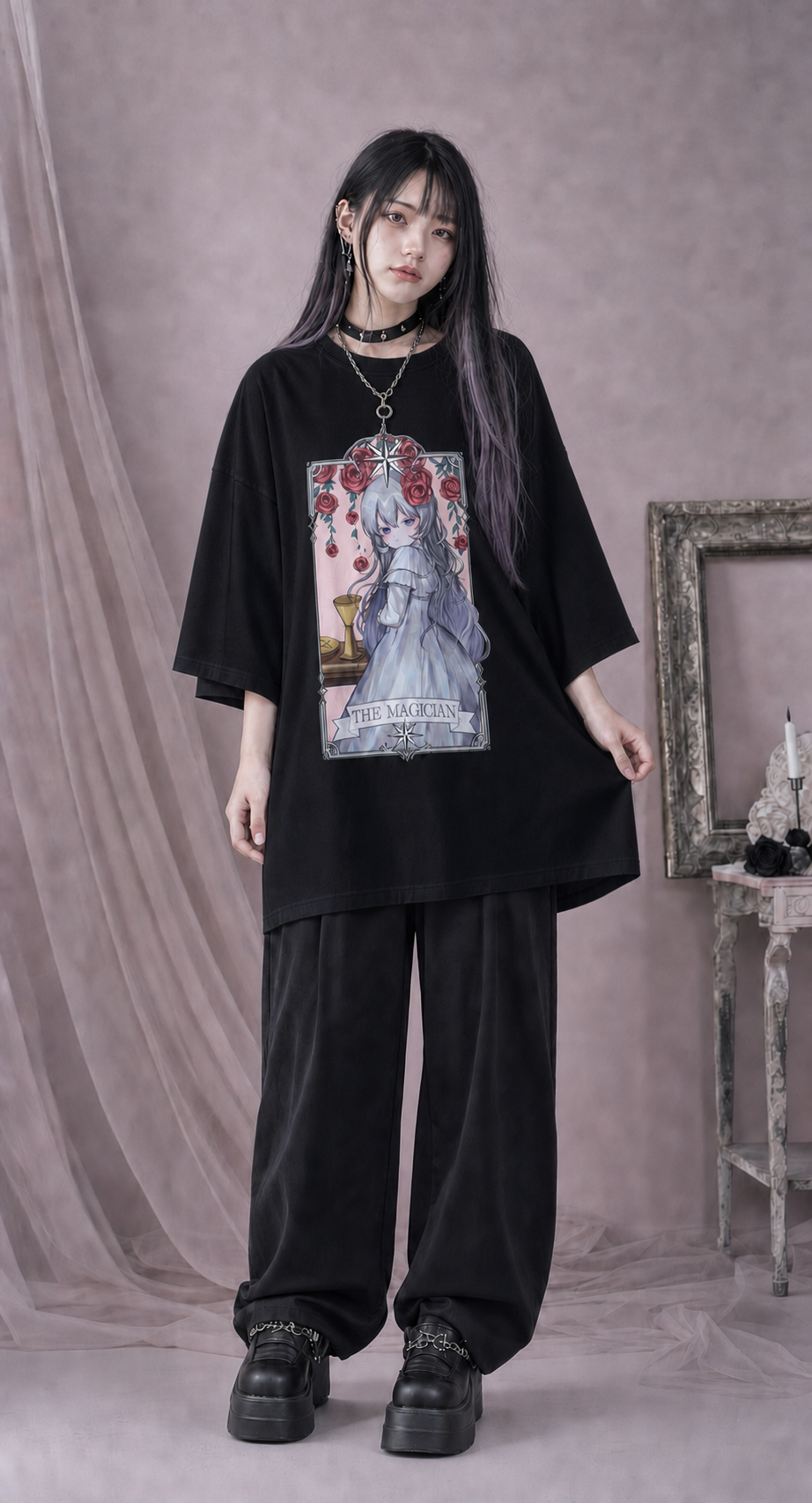 THE MAGICIAN柄の黒いオーバーサイズTシャツを着用したモデル写真。