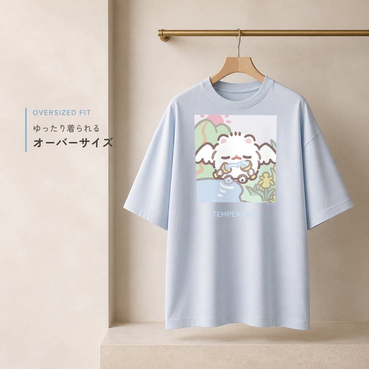 ハンガーに掛けたポメラニアンもち TEMPERANCE柄 ライトブルーのオーバーサイズTシャツ