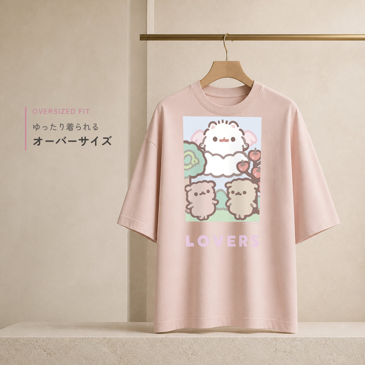 ハンガーに掛けたポメラニアンもち LOVERS柄 ピンクのオーバーサイズTシャツ