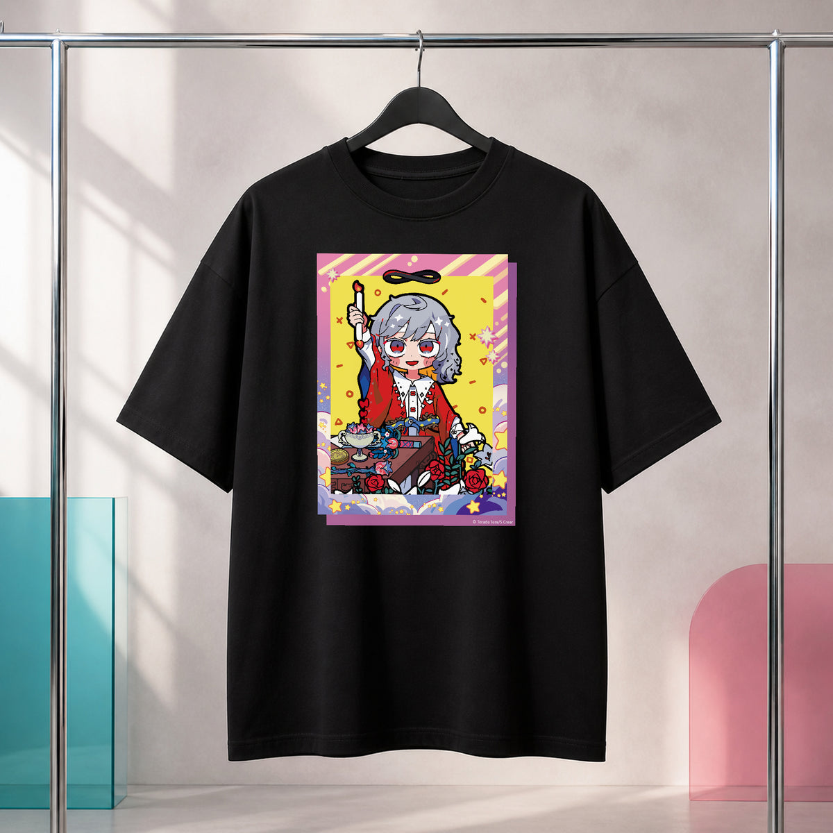 THE MAGICIAN柄をプリントした黒のオーバーサイズTシャツを、ハンガーで見せた商品画像。